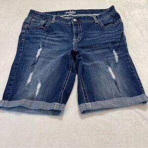 REIGN WOMENS BERMUDA SHORTS. SIZE 20